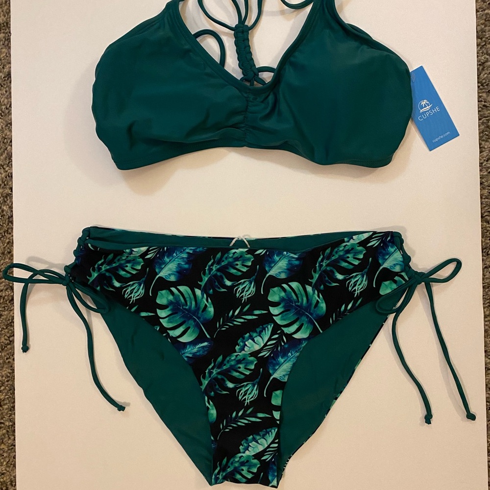 Green 2 pc bikini swim suite. Floral/green reversible bottoms. Large